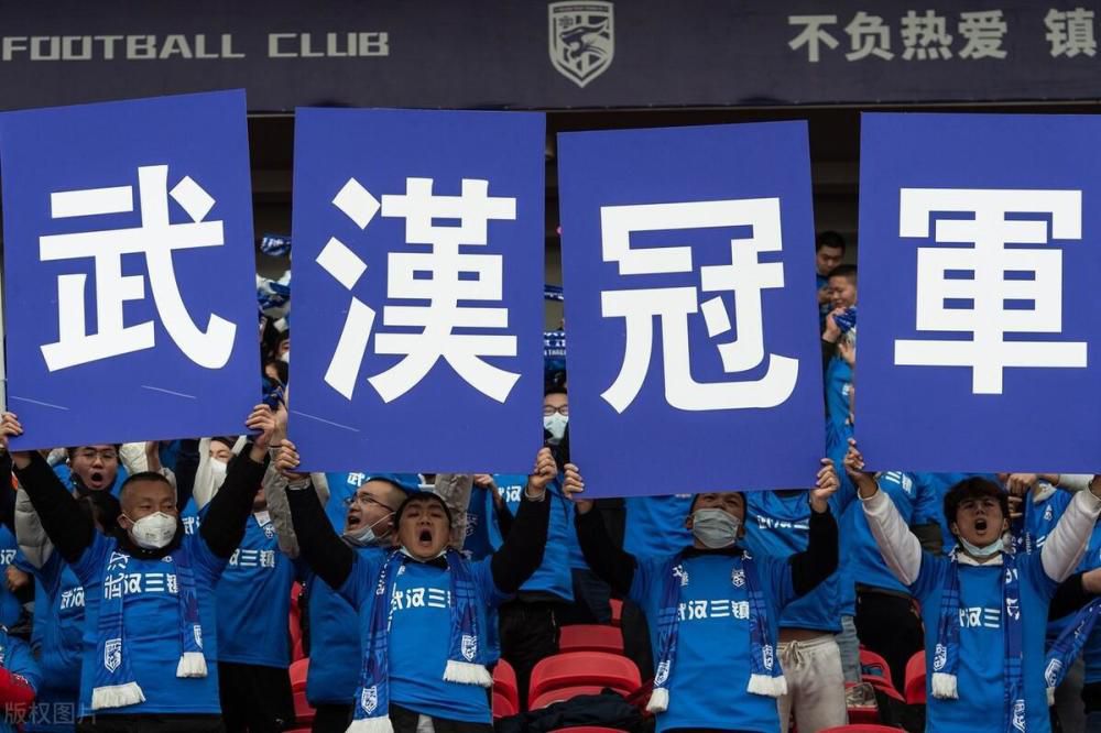 裙子的收腰剪裁将甄琪的身材很好地展现了出来，胸前一竖排类似纽扣的细节设计，又放大了甄琪身上的的典雅贵族气质